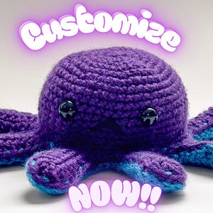 Puede incluir: Un peluche de pulpo hecho a mano, tejido a ganchillo en tonos morados y azules. El pulpo tiene grandes ojos negros de botón y las palabras "Customize" y "NOW!!" en una fuente púrpura brillante.