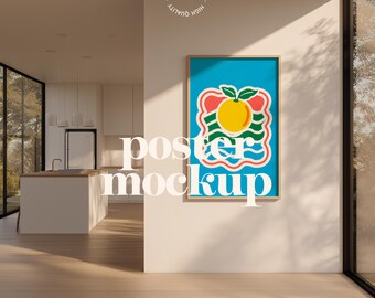 Op de afbeelding: Een ingelijste poster mockup met een levendig fruitontwerp, met een gele sinaasappel met groene bladeren tegen een blauwe achtergrond. De poster wordt weergegeven op een witte muur in een goed verlichte kamer. De woorden "poster mockup" staan op de muur.