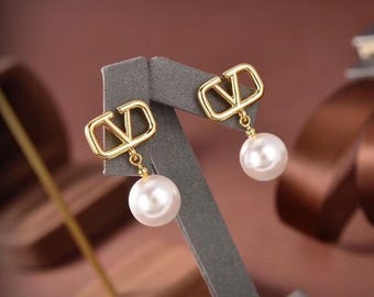 Pendientes colgantes de perlas con doble V chapados en oro, estilo inspirado en diseños de alta costura, elegante joyería nupcial, regalo minimalista de lujo para ella.