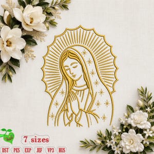 Puede incluir: Un diseño de bordado a máquina en color dorado de la Virgen María con las manos en oración, rodeada por un halo de rayos y pequeñas estrellas. El diseño está flanqueado por flores de magnolia blancas y hojas verdes, con texto que indica 7 tamaños.