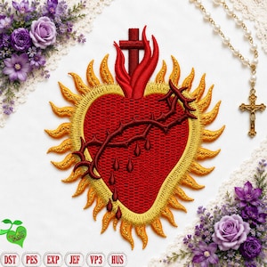 Puede incluir: Corazón rojo bordado con corona de espinas, llamas y una cruz. El corazón está rodeado por un diseño de rayos de sol amarillo. La imagen está sobre un fondo blanco con flores moradas y un rosario.