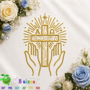 Puede incluir: Un diseño de bordado que presenta una cruz central con patrón de veta de madera, flanqueada por dos manos en posición de oración. Sobre la cruz están las letras griegas Alfa y Omega, rodeadas por rayos dorados y rosas de color azul claro.