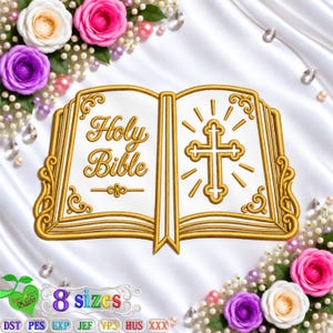 Puede incluir: Un parche bordado que muestra un libro abierto con contornos de hilo dorado. La página izquierda muestra el texto Holy Bible en letra dorada, mientras que la derecha presenta una cruz dorada con rayos. El diseño incluye bordes con adornos dorados.