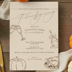 Könnte beinhalten: Eine beige Friendsgiving-Einladung mit eleganter Schrift und Illustrationen von Sektgläsern, einer Weinflasche, einem Kürbis und einem gebratenen Truthahn. Die Einladung enthält Datum, Uhrzeit, Ort und RSVP-Informationen.