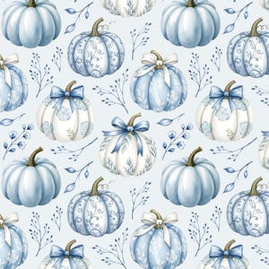 Könnte beinhalten: Ein sich wiederholendes Muster aus Aquarellkürbissen in Blau- und Weißtönen. Einige Kürbisse haben dekorative Schleifen, während andere aufwendige florale Designs aufweisen. Zarte Zweige und Blätter sind verstreut.
