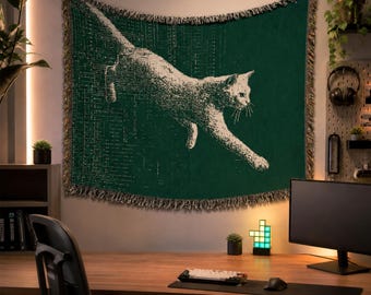 Tapeçaria de parede Pixel Cat, manta de tecido verde com estampa de gato em 8 bits, decoração para casa e escritório com tema tecnológico.