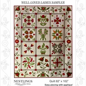 Pode incluir: Um padrão de colcha chamado "Well-Loved Ladies Sampler" da Nestlings, que apresenta um design de patchwork com motivos florais em tons de vermelho, verde e creme. A colcha mede 82 polegadas por 102 polegadas e é descrita como "Fácil de costurar com aplicação."
