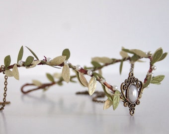 Tiara de elfo del bosque: Corona nupcial élfica con hojas verdes y doradas.