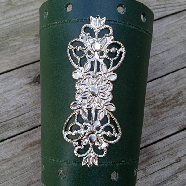 Bracelet en cuir - bracelets médiévaux en cuir avec ornement en argent - accessoires elfiques de la forêt - accessoires de mariage médiévaux - manchettes en cuir