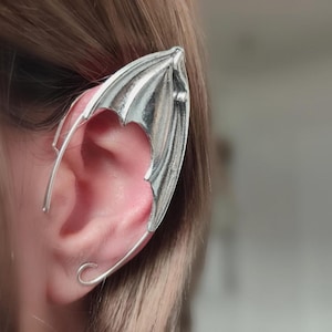 Pendiente de oreja gótico plateado con forma de ala de murciélago, estilo elfo.