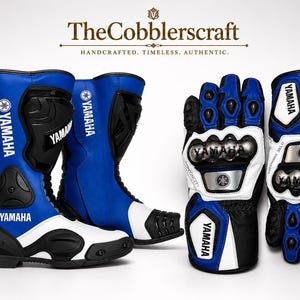 Puede incluir: Un par de botas de moto azules, blancas y negras junto a un par de guantes de moto a juego. Las botas y los guantes presentan el logotipo y la marca Yamaha. El texto TheCobblerscraft HANDCRAFTED, TIMELESS, AUTHENTIC es visible arriba.