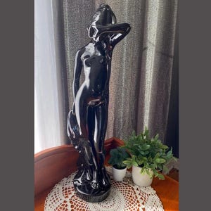 Sculpture vintage de femme nue en céramique noire brillante des années 80