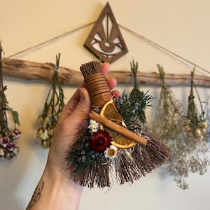 Mini escoba de bruja - Decoración pagana para el hogar de Yule con enebro y cuarzo