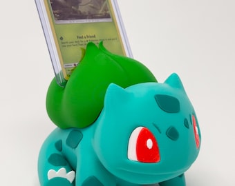 Bulbasaur Toploader Display Stand | Pokémon Card Holder | Green Plant Frog Collector Desk Stand | Sleeved Card Included