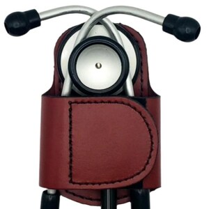 BATCLIP personnalisé rouge | Holster original en cuir pour stéthoscope | Fabriqué dans le Maine | Clip de hanche personnalisé | Plus de port de cou ou de perte