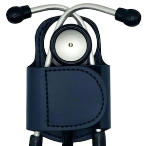 BATCLIP gravé personnalisé bleu marine | Holster original en cuir pour stéthoscope | Fabriqué dans le Maine | Clip de hanche personnalisé | Plus besoin de porter le cou