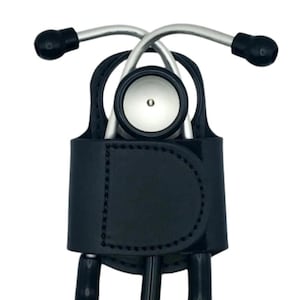 BATCLIP noir gravé personnalisé | Holster original en cuir pour stéthoscope | Fabriqué dans le Maine | Clip de hanche personnalisé | Plus de port de cou ou de perte
