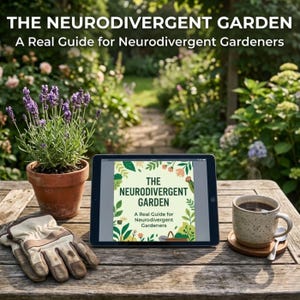 Könnte beinhalten: Auf einem Holztisch liegen ein Tablet mit "THE NEURODIVERGENT GARDEN", eine Topf-Lavendel, Gartenhandschuhe und eine Kaffeetasse. Das Buchcover lautet "A Real Guide for Neurodivergent Gardeners". Im Hintergrund ist ein Garten zu sehen.