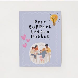 Puede incluir: Un "Peer Support Lesson Packet" de color lila claro con un borde ondulado, una ilustración de bombilla y gráficos de corazón rosa. El paquete presenta una ilustración de personas sentadas alrededor de una mesa.