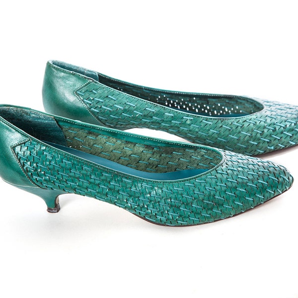 Blue leather kitten heels -- vintage Mootsies Tootsies shoes -- retro pumps -- woven leather heels -- size 8