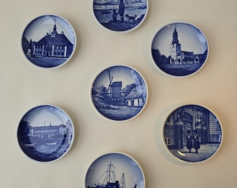 Piatto vintage in maiolica blu e bianca Royal Copenhagen: decorazione simbolo danese