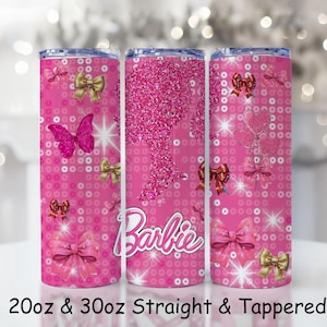 Könnte beinhalten: Rosafarbener Becher mit einer glitzernden Barbie-Silhouette, Schleifen, Schmetterlingen und herzförmigen Luftballons. Der Becher hat einen rosa Paillettenmuster-Hintergrund. Der Text "Barbie" ist in weißer Schrift. Der Text "20oz & 30oz Straight & Tappered" befindet sich unten.