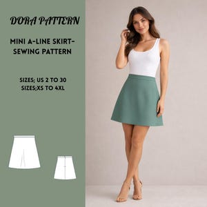 Op de afbeelding: Een vrouw draagt een turquoise mini A-lijn rok en een witte tanktop. De afbeelding bevat een naaipatroon met de tekst "DORA PATTERN MINI A-LINE SKIRT-SEWING PATTERN" en maatdetails: US 2 tot 30, XS tot 4XL.