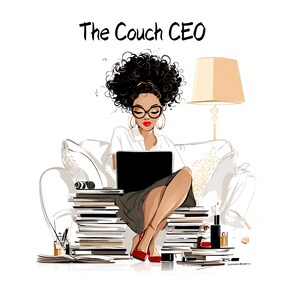 Peut inclure: Illustration d'une femme aux cheveux bouclés, portant des lunettes et du rouge à lèvres rouge, travaillant sur un ordinateur portable assise sur un canapé. Le texte "The Couch CEO" est au-dessus d'elle. Elle est entourée de livres, d'une lampe et de fournitures de bureau.