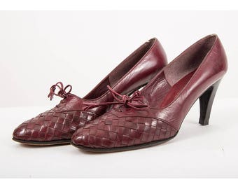 Vintage leather pumps / 1970s burgundy wine leather heeled oxford / Checkerboard woven leather shoes 8 9