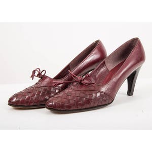 Vintage leather pumps / 1970s burgundy wine leather heeled oxford / Checkerboard woven leather shoes 8 9 image 1