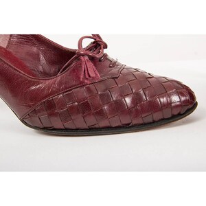 Vintage leather pumps / 1970s burgundy wine leather heeled oxford / Checkerboard woven leather shoes 8 9 image 4