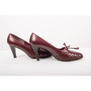 Vintage leather pumps / 1970s burgundy wine leather heeled oxford / Checkerboard woven leather shoes 8 9 image 9