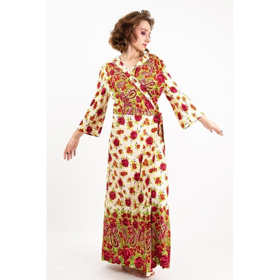 1940s Rayon jersey wrap robe / Vintage floral pai… - image 1