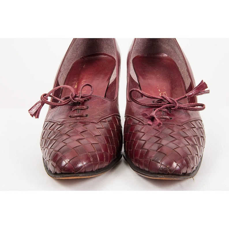 Vintage leather pumps / 1970s burgundy wine leather heeled oxford / Checkerboard woven leather shoes 8 9 image 2