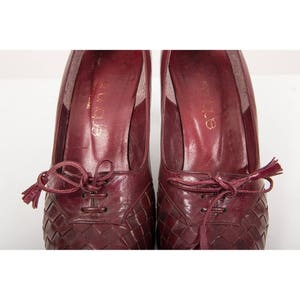 Vintage leather pumps / 1970s burgundy wine leather heeled oxford / Checkerboard woven leather shoes 8 9 image 3