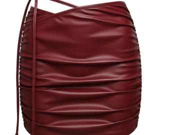 Minifalda de cuero fruncida para mujer / Falda roja de cintura alta con lazo lateral: un atuendo de fiesta moderno y un regalo urbano para ella.