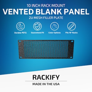 Op de afbeelding: Een zwart 10 inch rack mount geventileerd blindpaneel 2U mesh vulplaat gemaakt van PETG. Het paneel heeft vier montagegaten en een getextureerd oppervlak. Tekst op de afbeelding bevat 10 INCH RACK MOUNT, VENTED BLANK PANEL, 2U MESH FILLER PLATE, RACKIFY, MADE IN THE USA, en iconen voor Durable PETG, Guaranteed Fit, Color Options en Fits 10 inch Racks.
