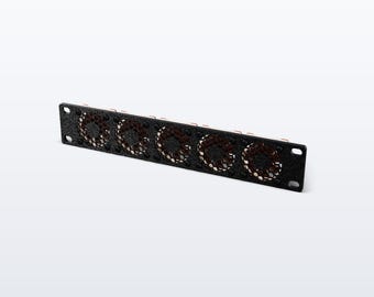 Pode incluir: Um painel de refrigeração preto para montagem em rack com cinco aberturas circulares para ventoinhas dispostas horizontalmente. O painel tem um acabamento texturizado e orifícios de montagem nas extremidades, com componentes cor de cobre visíveis.