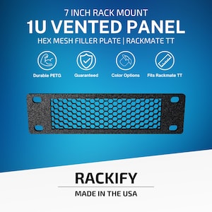 Può includere: Un pannello ventilato 1U da 7 pollici per montaggio a rack con una piastra di riempimento a rete esagonale. Il testo recita 7 INCH RACK MOUNT 1U VENTED PANEL HEX MESH FILLER PLATE RACKMATE TT, Durable PETG, Guaranteed, Color Options, Fits Rackmate TT, RACKIFY, MADE IN THE USA.