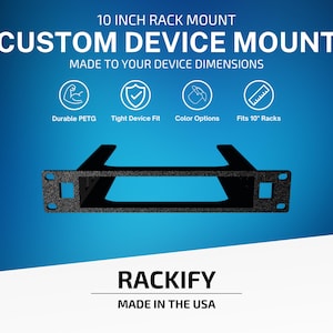 Puede incluir: Un soporte de montaje en rack negro de 10 pulgadas hecho de PETG. El texto dice 10 INCH RACK MOUNT CUSTOM DEVICE MOUNT MADE TO YOUR DEVICE DIMENSIONS, Durable PETG, Tight Device Fit, Color Options, Fits 10" Racks, RACKIFY, MADE IN THE USA.