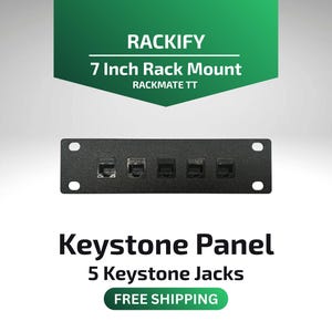 Peut inclure: Panneau Keystone noir avec cinq prises. Le panneau est étiqueté "7 Inch Rack Mount" et "Keystone Panel" avec "5 Keystone Jacks" en texte blanc. L'image comprend également le texte "RACKIFY" et "RACKMATE TT".