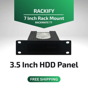 Könnte beinhalten: Schwarzes 3,5-Zoll-HDD-Panel mit dem Text "RACKIFY 7 Inch Rack Mount". Das Panel hat eine perforierte Front und Befestigungslöcher. Das Produkt ist für die Aufnahme einer Festplatte konzipiert.
