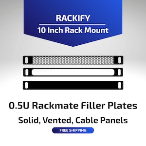 Può includere: Piastre di riempimento per rack da 25,4 cm, in bianco e nero. L'immagine mostra tre piastre: una piastra solida, una piastra ventilata e un pannello per cavi. È visibile anche il testo "RACKIFY" e "0.5U Rackmate Filler Plates".