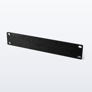 Op de afbeelding: Een rechthoekig zwart rack-afdekpaneel met een getextureerde afwerking. Het paneel is voorzien van twee montagegaten aan elk van de korte uiteinden, ontworpen voor installatie in een standaard rack-systeem om lege ruimtes af te dekken.