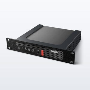 Peut inclure: Une unité informatique Lenovo ThinkCentre noire conçue pour un montage en rack. La façade présente une grille métallique perforée, un bouton d'alimentation, des prises audio, un port USB-C, un port USB-A et une petite étiquette rouge verticale.