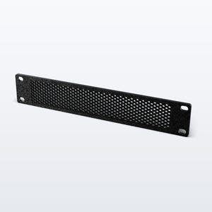 Può includere: Un pannello di montaggio a rack rettangolare nero caratterizzato da un design a rete perforata al centro. Il pannello include due fori di montaggio su ciascuna estremità, progettati per un fissaggio sicuro agli armadi rack standard.