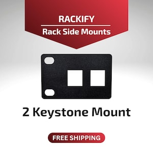 Peut inclure: Support latéral de rack en métal noir avec deux découpes carrées et deux trous circulaires. Le texte "RACKIFY Rack Side Mounts" est en haut et "2 Keystone Mount" en dessous.