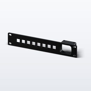 Può includere: Un pannello di montaggio a rack in metallo nero caratterizzato da una fila orizzontale di otto piccoli ritagli quadrati e un ritaglio rettangolare più grande sul lato destro. Il pannello include fori di montaggio circolari su entrambe le estremità.