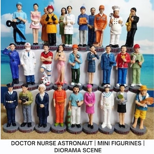 Op de afbeelding: Een verzameling miniatuurbeeldjes die verschillende beroepen uitbeelden, waaronder een dokter, verpleegster, astronaut en anderen. De beeldjes zijn kleurrijk en gedetailleerd, geplaatst tegen een diorama-scène met een strandachtergrond.