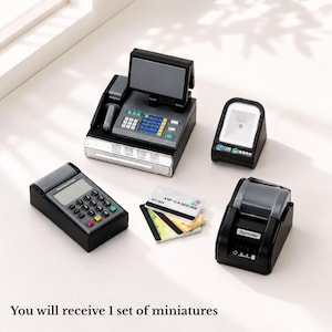 Puede incluir: Un conjunto de punto de venta en miniatura que incluye una caja registradora negra con pantalla y teclado, un escáner de códigos de barras, un terminal de pago, una impresora térmica con la etiqueta Xprinter y tarjetas VIP CA.